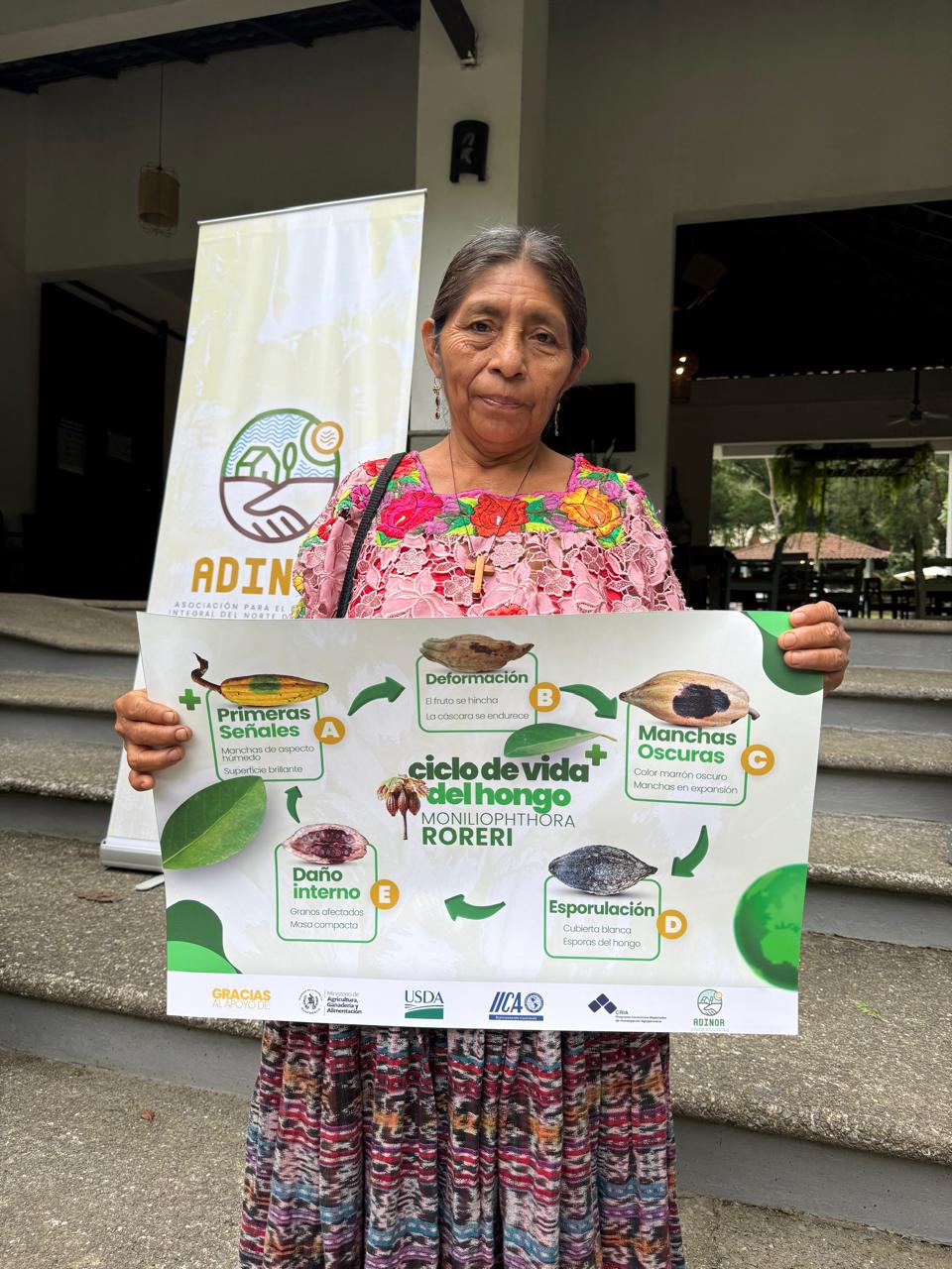 Doña Sandra Tec productora de cacao en Chibayl, Lanquín, Alta Verapaz con material educativo generado en el proyecto