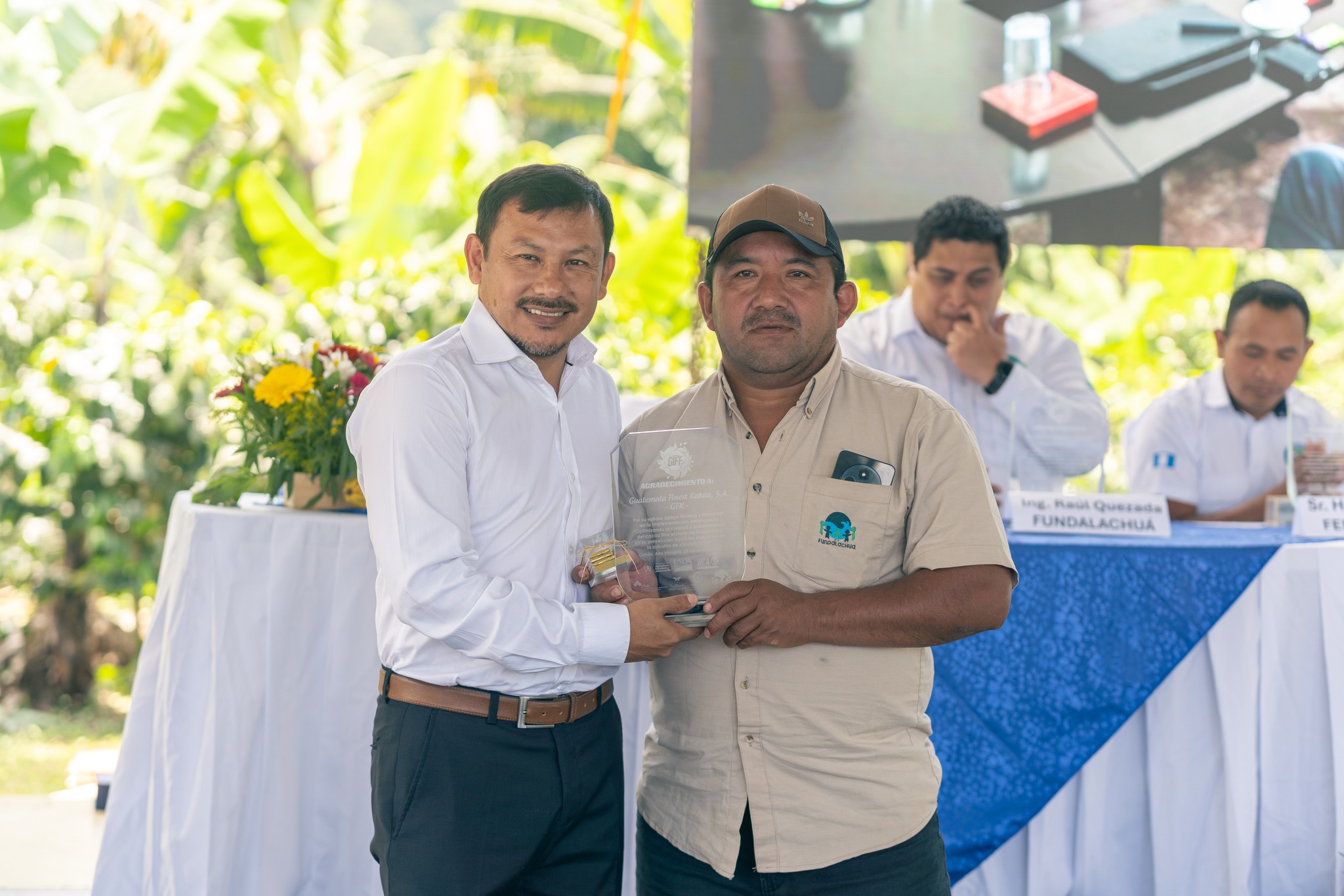 Entrega de reconocimiento a Fundalachua por el apoyo en la implementación del Proyecto.