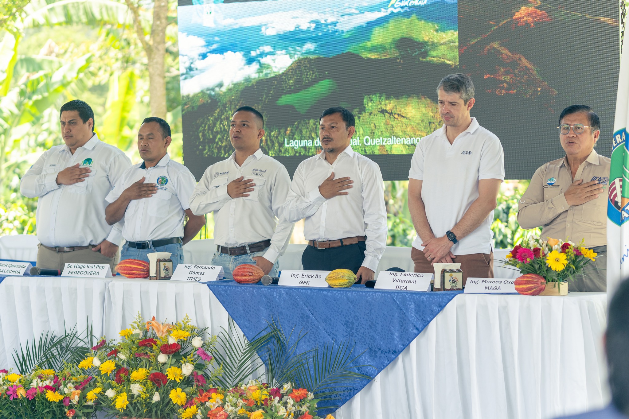 En mesa principal de izquierda a derecha: Raúl Quezada de Fundalachua, Hugo Ical Pop de Fedecovera, Fernando Gomez de Itmes, el Ing. Erick Ac de Giff, Dr. Federico Villarreal y Marcos Oxom de MAGA.