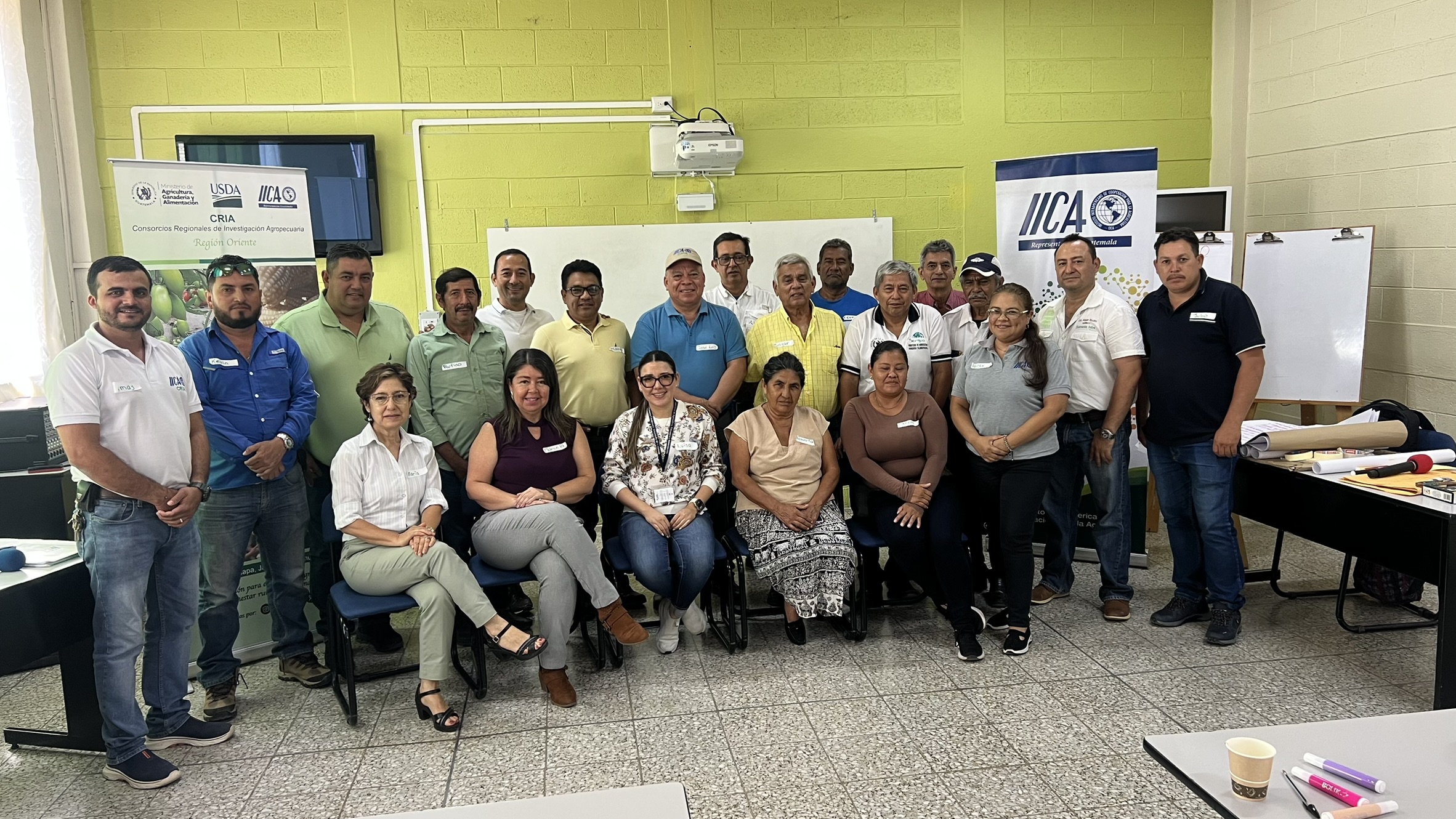 Participantes en la capitalización de experiencia de los productores en el desarrollo de investigaciones en la cadena de loroco en el oriente del país.
