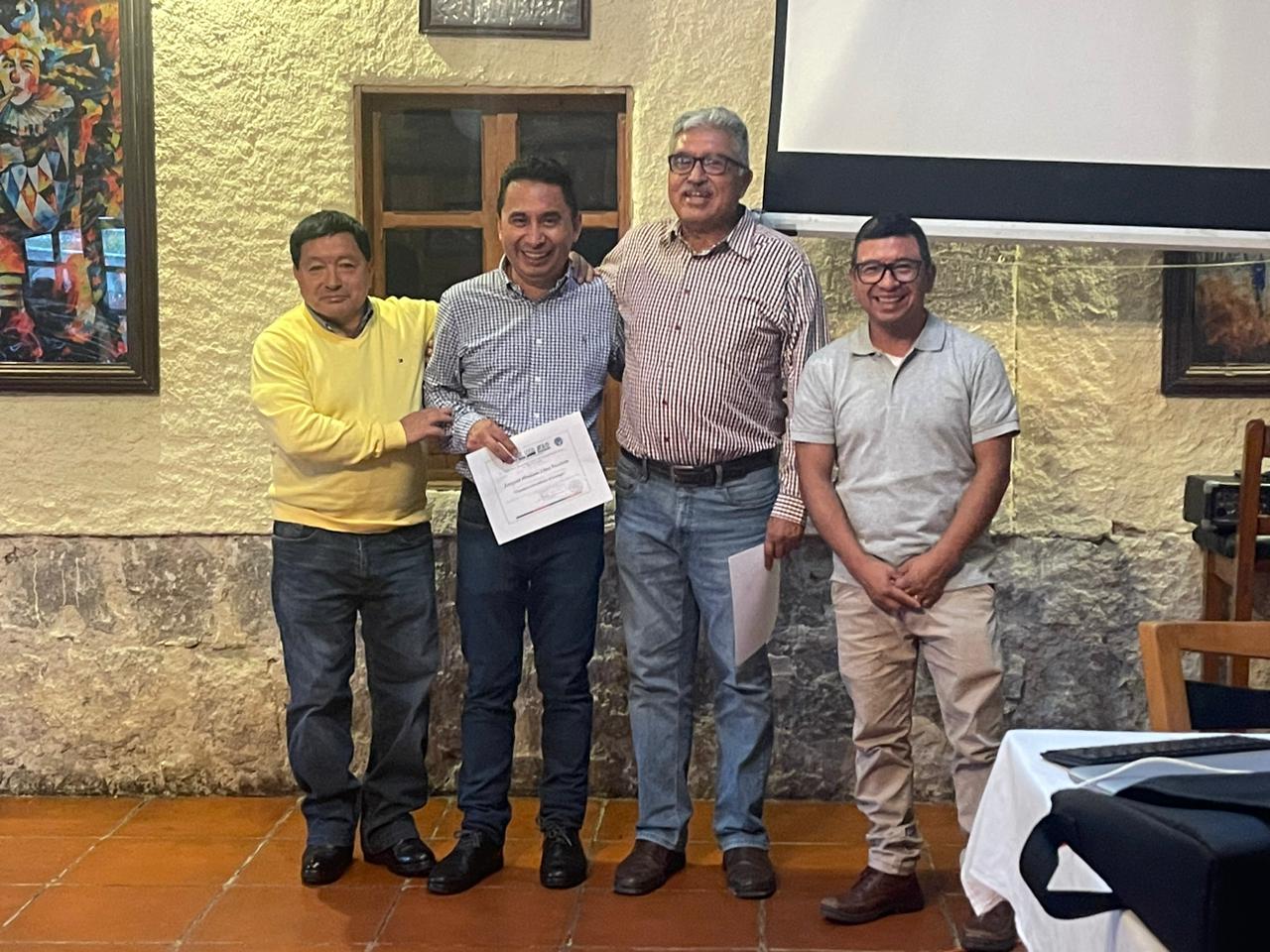 Al finalizar se entregó reconocimiento al Dr. Ezequiel por su participación y colaboración con la enseñanza.